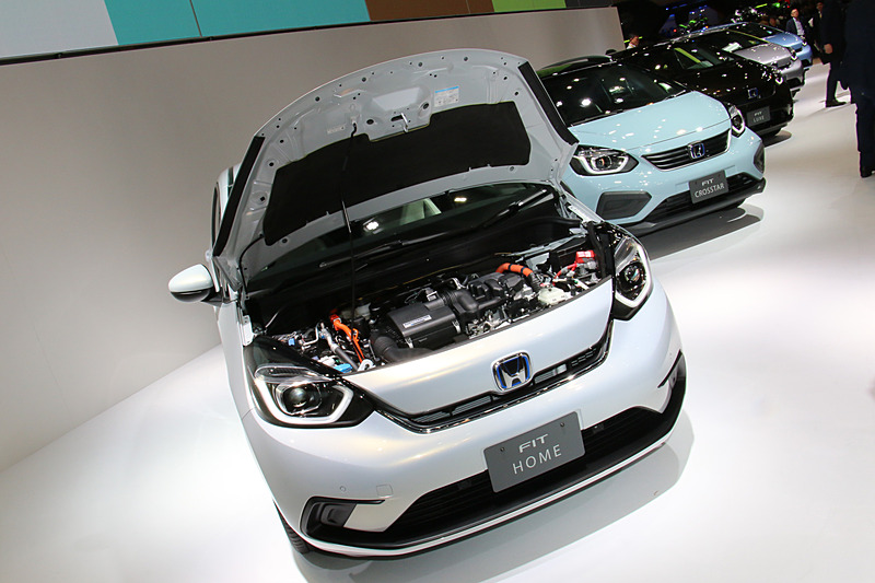 ホンダブースでは新型フィットに用意される5タイプを横並びで展示