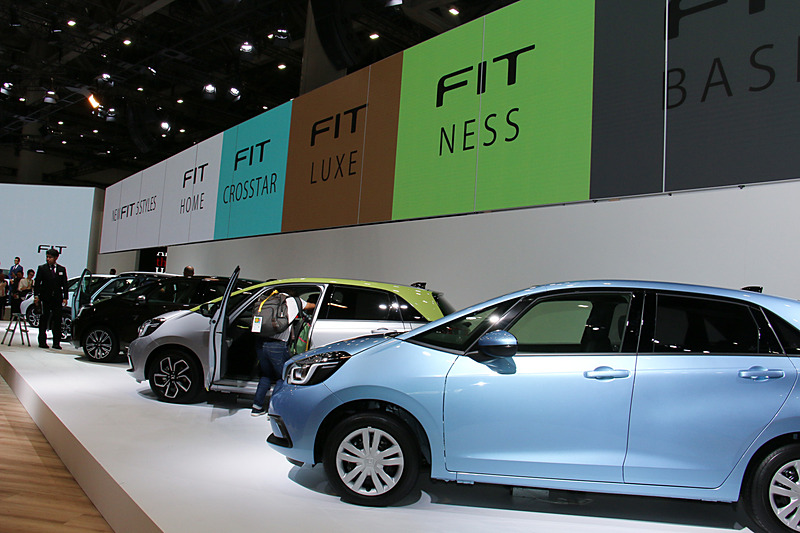ホンダブースでは新型フィットに用意される5タイプを横並びで展示