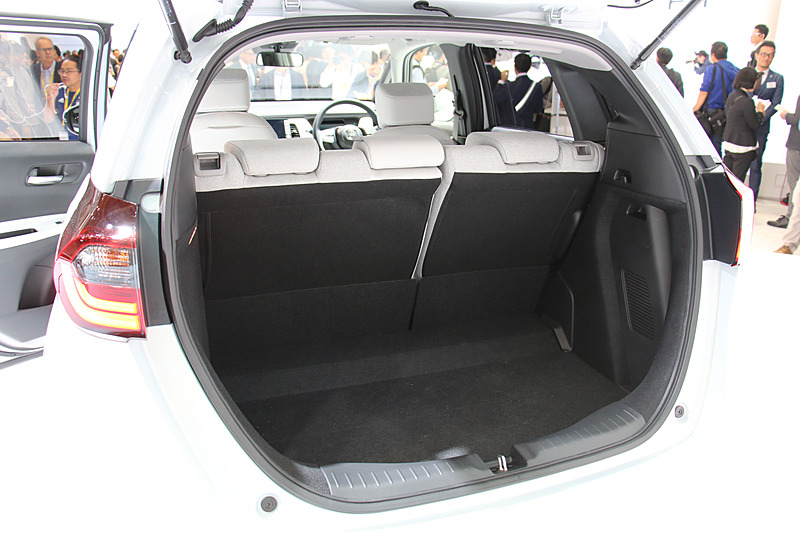 リアシートは6：4分割可倒式