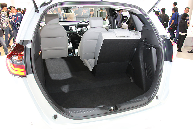 リアシートは6：4分割可倒式