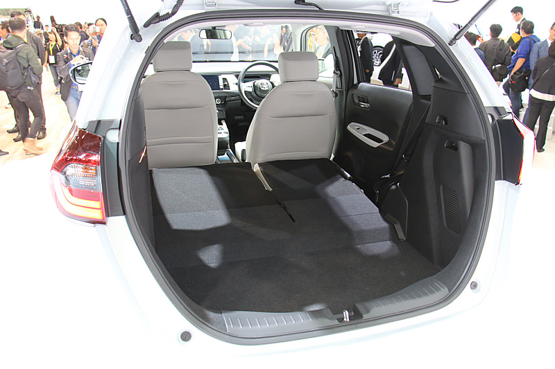 リアシートは6：4分割可倒式