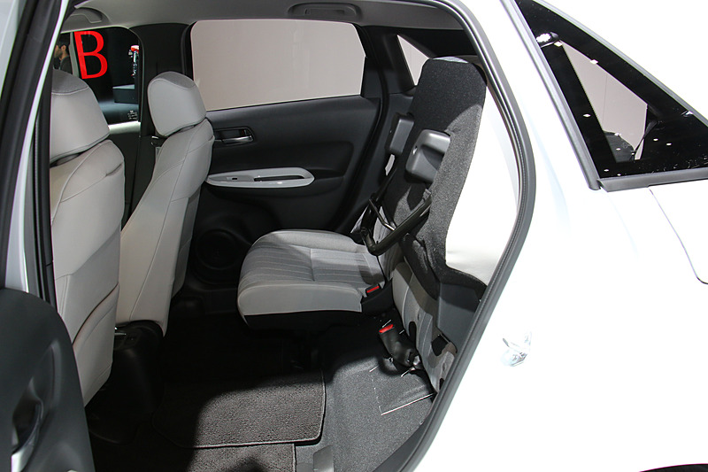 3代目フィットと同じく座面を跳ね上げる「トールモード」のシートアレンジも可能