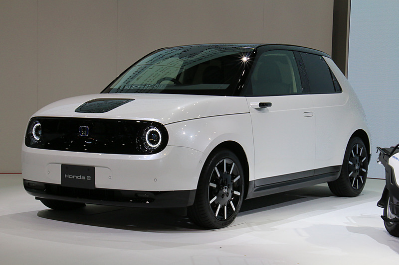 壇上に置かれたHonda eは、グレード名などは明らかにされていないものの「上級仕様にあたる車両」とのこと