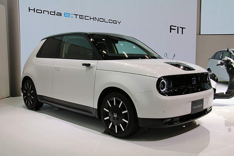 壇上に置かれたHonda eは、グレード名などは明らかにされていないものの「上級仕様にあたる車両」とのこと