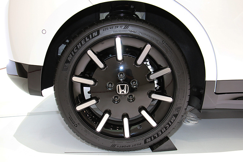 225/45ZR17サイズのミシュラン「パイロットスポーツ4」を装着