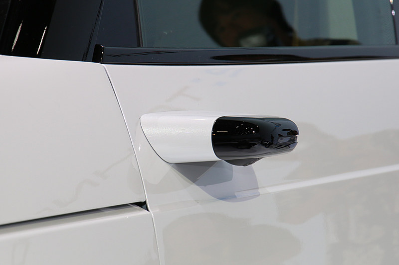 空気抵抗を低減させるため、ボディ側面にはドアミラーの代わりにコンパクトなカメラを設置。フロントのドアハンドルもフラッシュサーフェイス化する