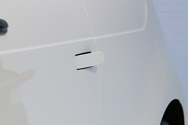 フロントドアハンドルは車両前方側を押し込んでポップアップさせる