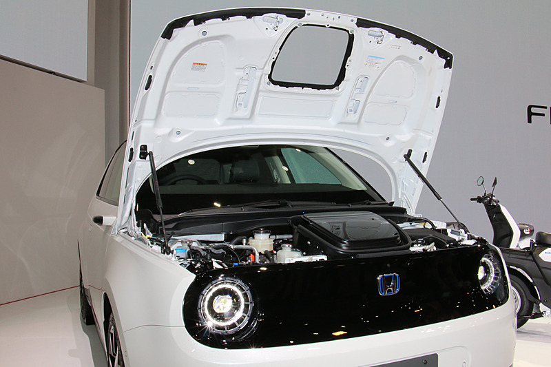 ボンネットを開けた状態。充電ポートのリッドが内部から露出しているため、ボンネットに四角い大きな穴が空いている。急速充電はチャデモ式を採用する