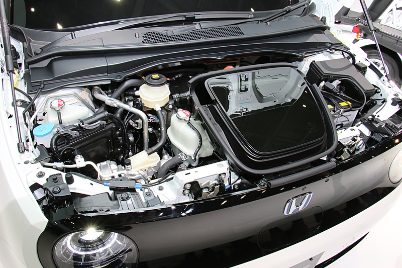 ボンネットを開けた状態。充電ポートのリッドが内部から露出しているため、ボンネットに四角い大きな穴が空いている。急速充電はチャデモ式を採用する