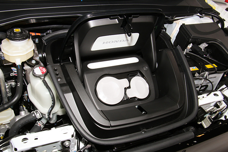 ボンネットを開けた状態。充電ポートのリッドが内部から露出しているため、ボンネットに四角い大きな穴が空いている。急速充電はチャデモ式を採用する