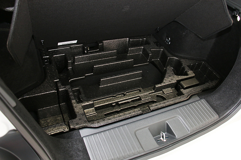 ラゲッジスペースのフロア下には工具などの収納スペースを設定