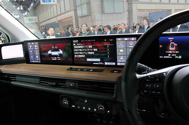 インパネ上部のほぼ全面にわたってディスプレイが設置されている