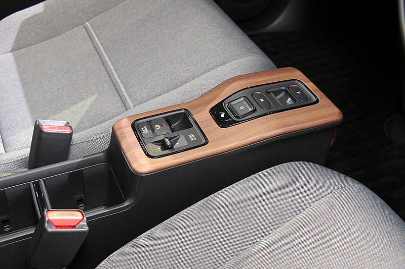「レジェンド」などにも採用されている「エレクトロリックギアセレクター」タイプのシフトセレクターを採用。「DRIVE MODE」はトグルスイッチを前後に動かして選択するスタイル