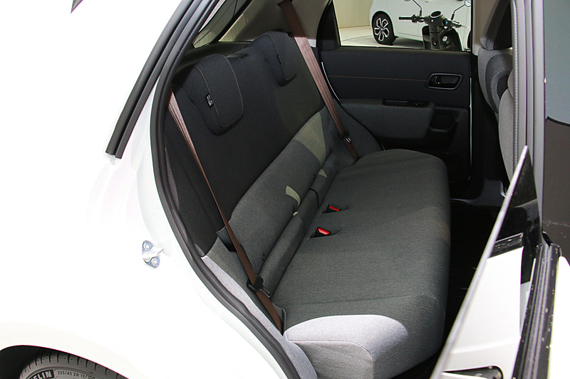 リアシートには2人分のヘッドレストとシートベルトを用意。カッパー系の色味が与えられたシートベルトが内装のアクセントとなっている