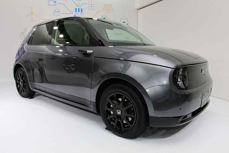 こちらはモーター出力が抑えられ、車内のルームミラーがスマートミラーではない鏡面のみになるなどの変更が行なわれた「エントリーモデルにあたる車両」になる