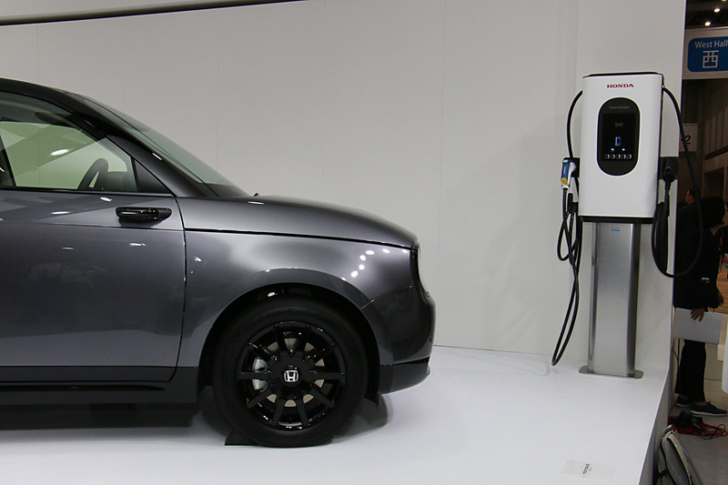 ホンダの車名ロゴが入った充電器も展示