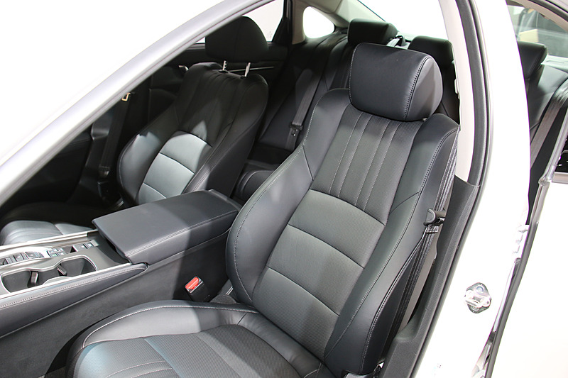 レザーシートを採用