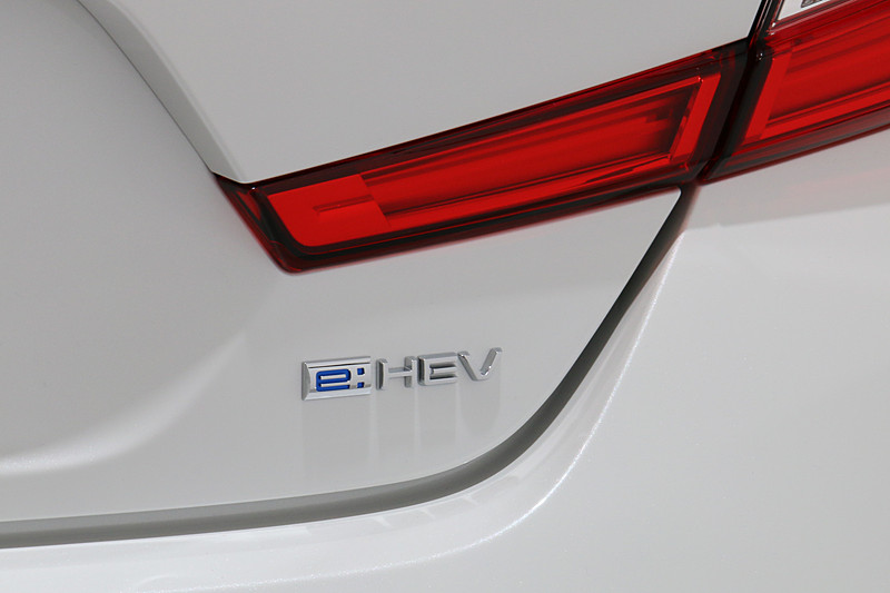 新型フィット同様にe：HEVエンブレムを装着する