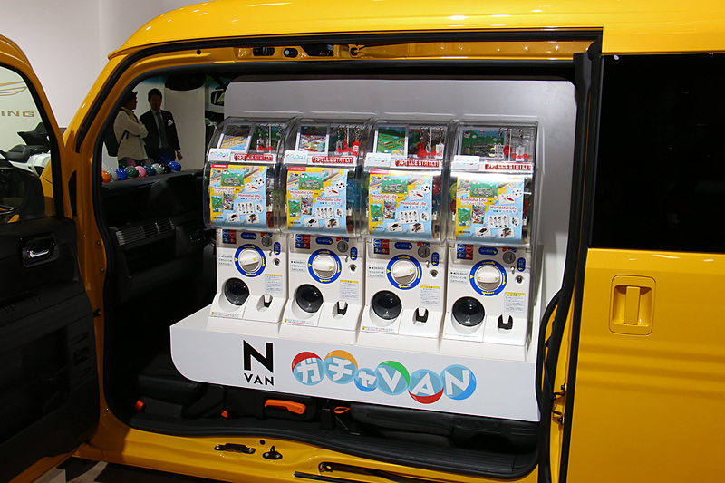 N-VANの高いユーティリティをアピールするため、車内にカプセルトイの販売機を設置した車両。実際に購入可能となっている