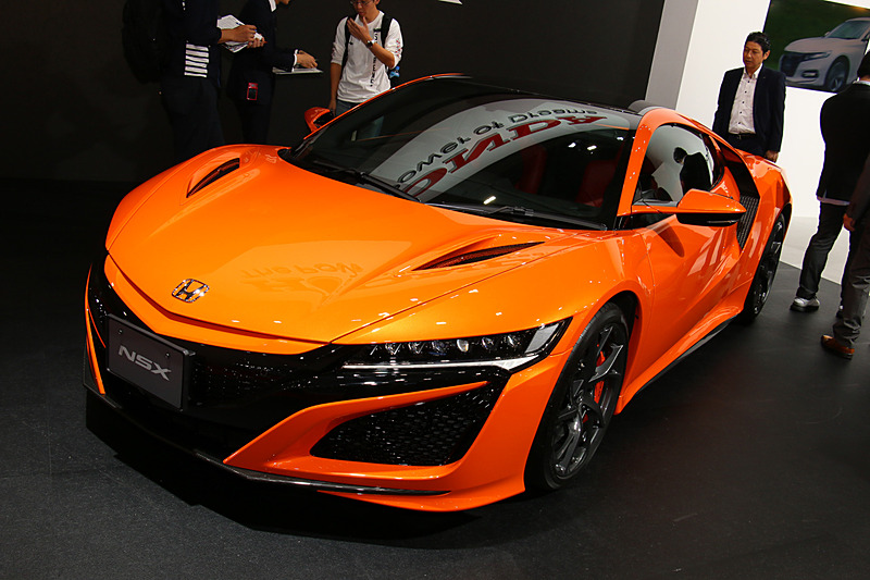 2018年10月に発売された「NSX」の2019年モデルから採用された新色「サーマルオレンジ・パール」の車両も展示