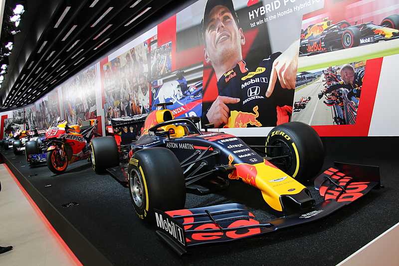 新旧のレースマシンも展示されている