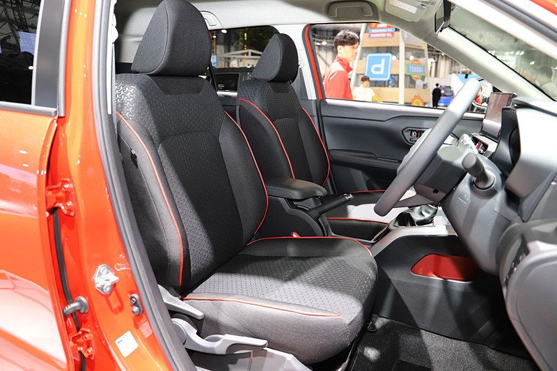 シートは赤のパイピングのものと、白のラインが入ったものの、2種類を展示