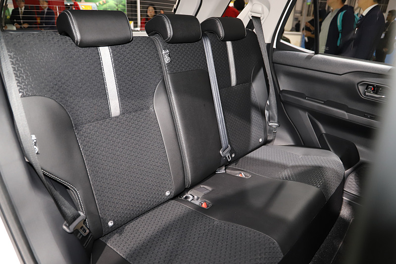 シートは赤のパイピングのものと、白のラインが入ったものの、2種類を展示