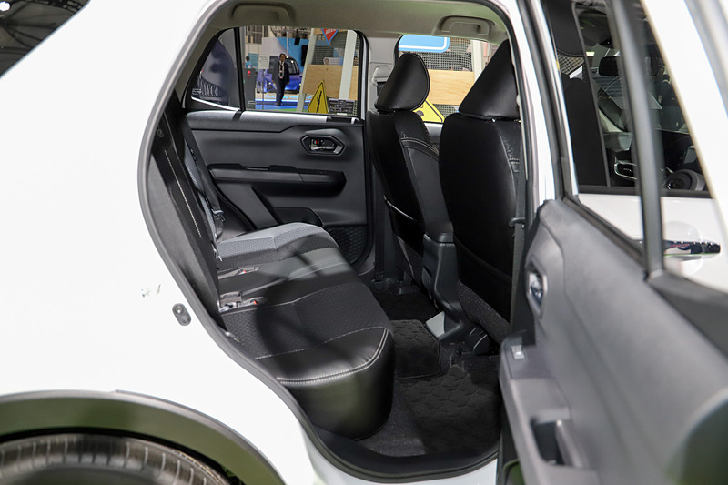 シートは赤のパイピングのものと、白のラインが入ったものの、2種類を展示