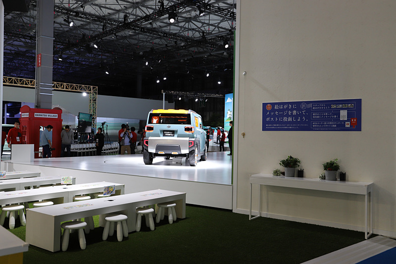 ブース内から絵はがきを送ることができるほか、子供向けのぬり絵コーナーも設置