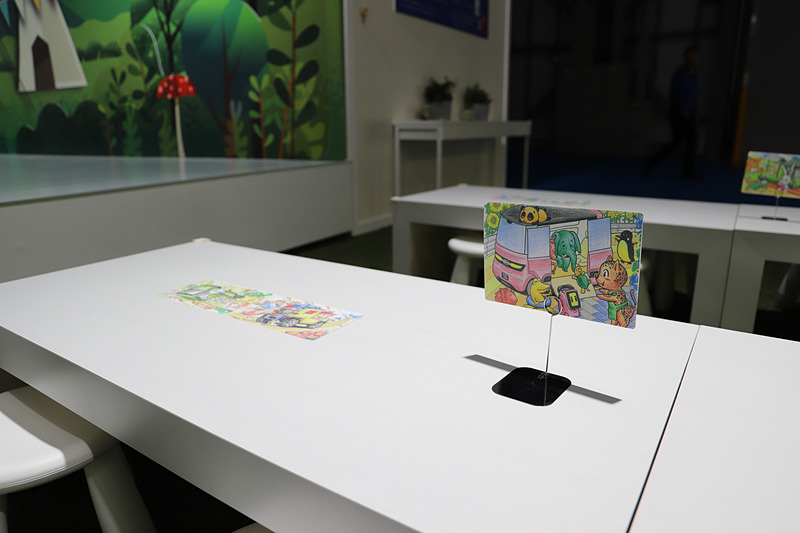 ブース内から絵はがきを送ることができるほか、子供向けのぬり絵コーナーも設置