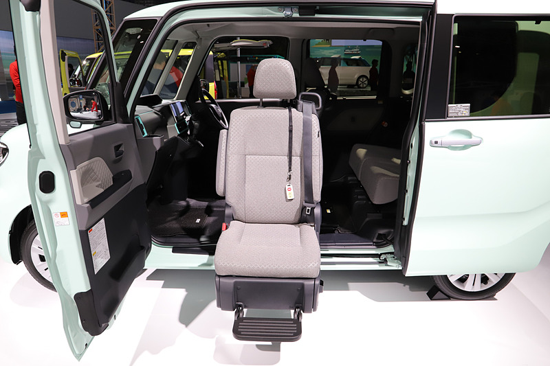 昇降シート車。ピラーレスの特徴を生かし、少し後ろに助手席を動かして車両の中央から座席を外に出し、足下を広くとれるようにしている。また、スペースの限られる場所では、助手席側だけを開けて助手席を回転させることも可能