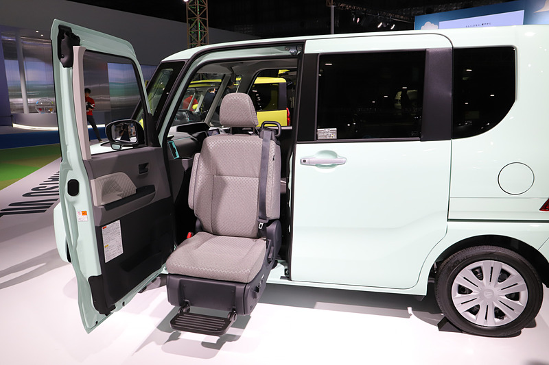昇降シート車。ピラーレスの特徴を生かし、少し後ろに助手席を動かして車両の中央から座席を外に出し、足下を広くとれるようにしている。また、スペースの限られる場所では、助手席側だけを開けて助手席を回転させることも可能