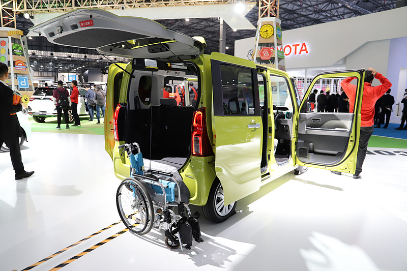 車いすをラゲッジに載せられるターンシート車。タントの特徴でもある室内高の高さを生かし、パワークレーンを天井側に取り付けることで、車いすを載せない場合でもラゲッジスペースを損なうことなく利用できる