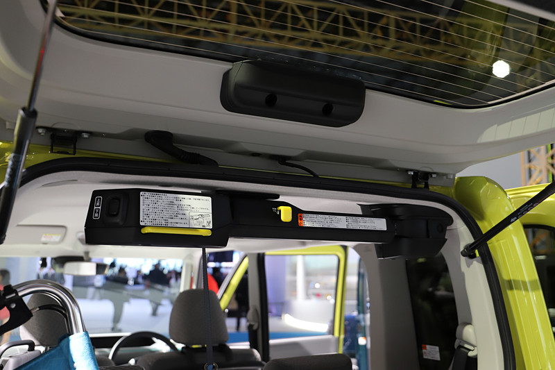 車いすをラゲッジに載せられるターンシート車。タントの特徴でもある室内高の高さを生かし、パワークレーンを天井側に取り付けることで、車いすを載せない場合でもラゲッジスペースを損なうことなく利用できる