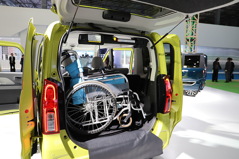車いすをラゲッジに載せられるターンシート車。タントの特徴でもある室内高の高さを生かし、パワークレーンを天井側に取り付けることで、車いすを載せない場合でもラゲッジスペースを損なうことなく利用できる