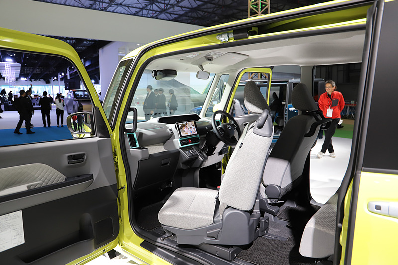 ディーラーオプションのステップやグリップを装着することで、より楽に乗り降りができるようになるという。助手席は、シート下部のレバーでグリップをつかみやすい位置まで操作可能