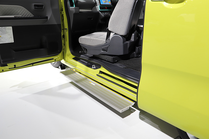 ディーラーオプションのステップやグリップを装着することで、より楽に乗り降りができるようになるという。助手席は、シート下部のレバーでグリップをつかみやすい位置まで操作可能