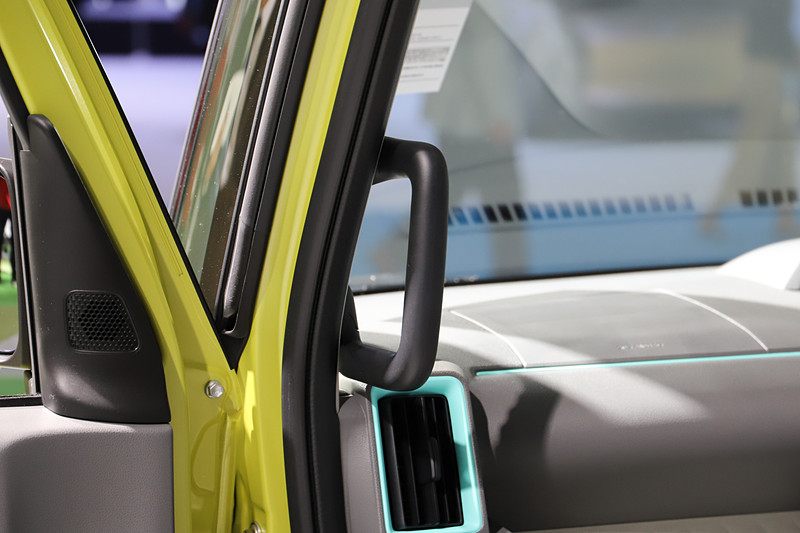 ディーラーオプションのステップやグリップを装着することで、より楽に乗り降りができるようになるという。助手席は、シート下部のレバーでグリップをつかみやすい位置まで操作可能