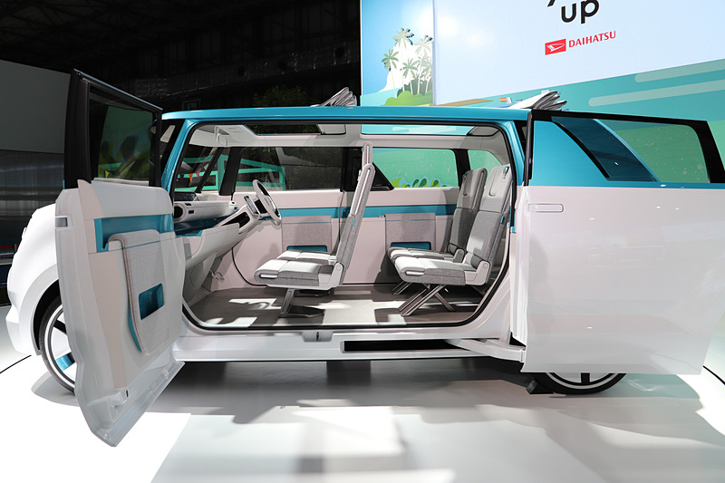 WaiWaiのインテリア。優しい色使いでモダンなデザインのインテリアに、ぽつんと植えられていたサボテンがなんだかかわいかった