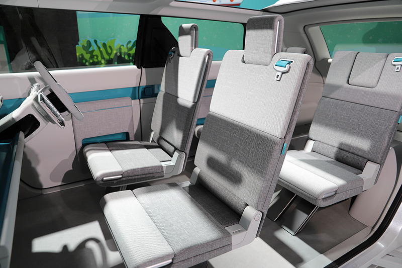 WaiWaiのインテリア。優しい色使いでモダンなデザインのインテリアに、ぽつんと植えられていたサボテンがなんだかかわいかった