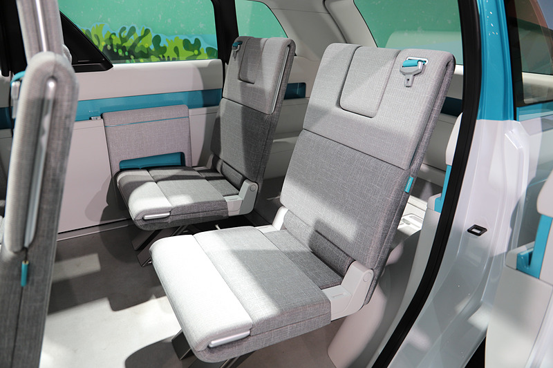 WaiWaiのインテリア。優しい色使いでモダンなデザインのインテリアに、ぽつんと植えられていたサボテンがなんだかかわいかった