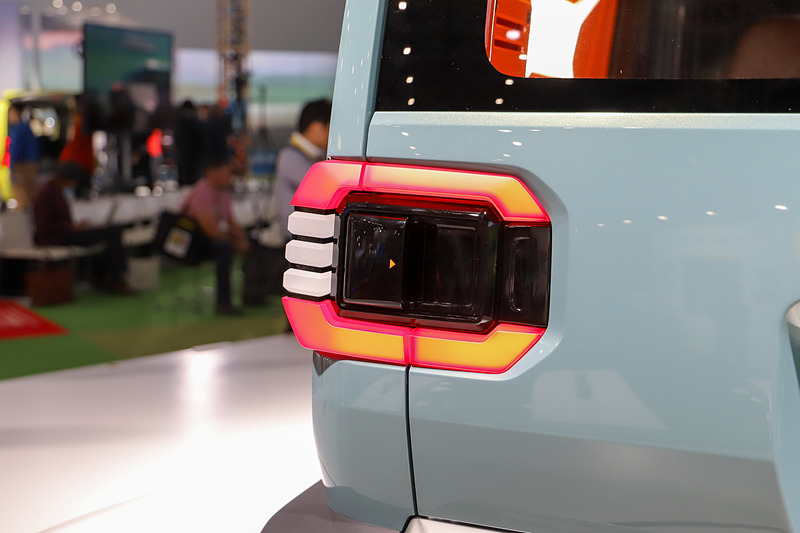 ラゲッジにアクセスするためのノブは助手席側リアランプ中央に隠されたようなデザイン