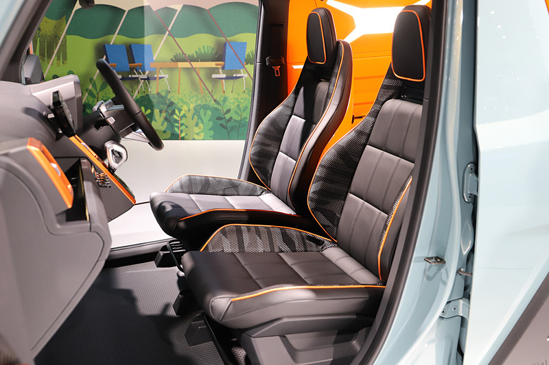 WakuWakuのインテリア。ガラスルーフを想定