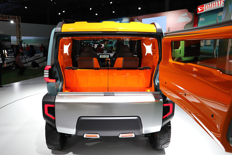 ラゲッジルームのほかに、ルーフにも荷物を入れられるスペースを設けている。ルーフのスペースもはっ水となっていて、汚れた物や濡れた物をそのまま入れられる