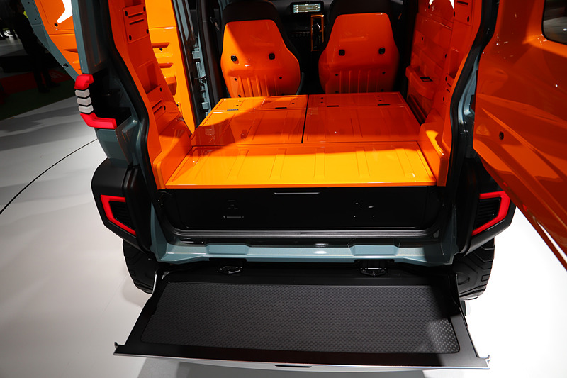 ラゲッジルームのほかに、ルーフにも荷物を入れられるスペースを設けている。ルーフのスペースもはっ水となっていて、汚れた物や濡れた物をそのまま入れられる