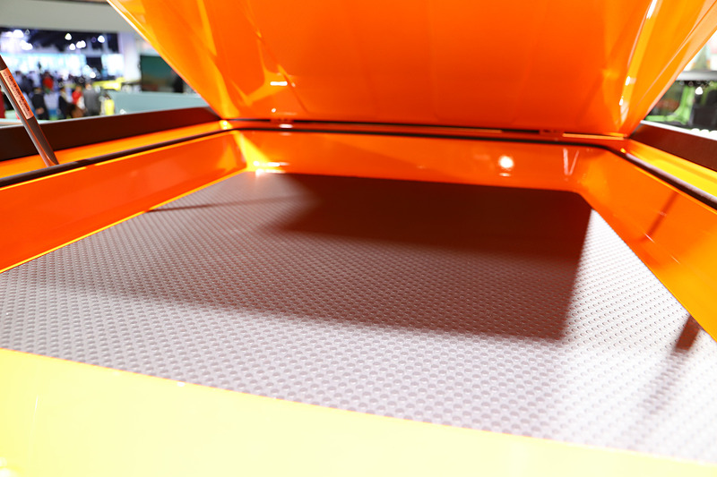 ラゲッジルームのほかに、ルーフにも荷物を入れられるスペースを設けている。ルーフのスペースもはっ水となっていて、汚れた物や濡れた物をそのまま入れられる