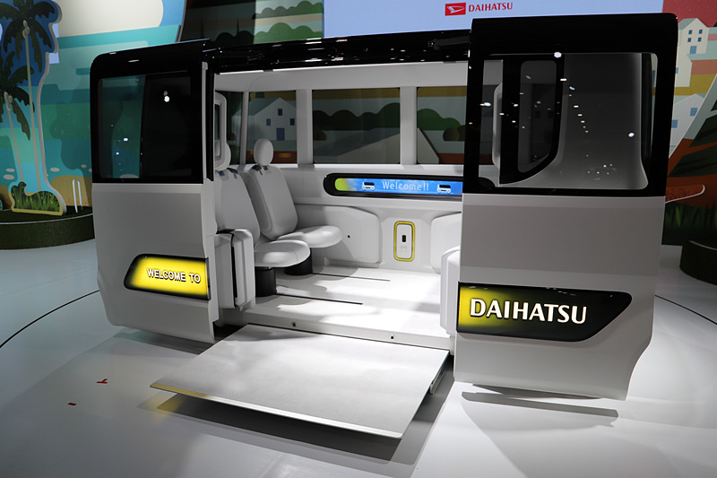 子供や高齢者、スーツケースを持った旅行者が乗り降りしやすいようにスロープを装備