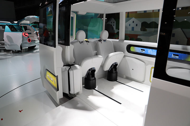 前席は向きを変えられる。踊るように動くのが印象的だった