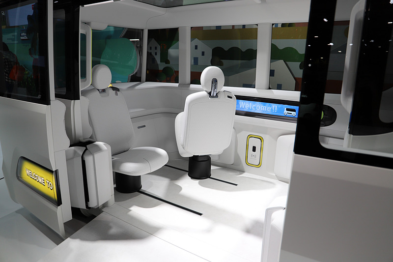 前席は向きを変えられる。踊るように動くのが印象的だった