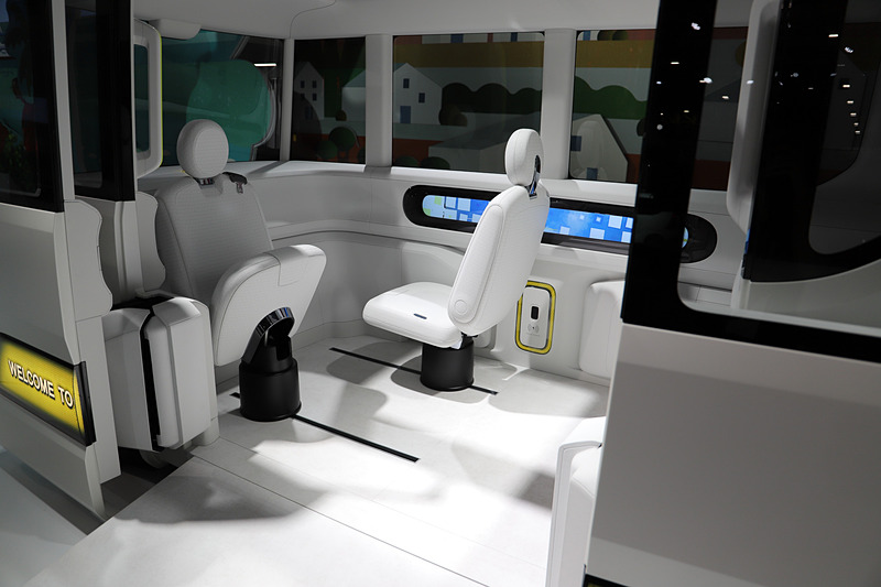 前席は向きを変えられる。踊るように動くのが印象的だった